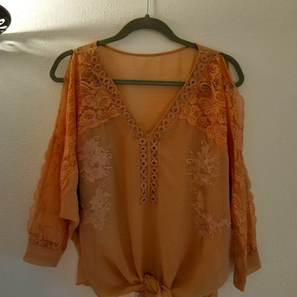 Venus Women's dressy top, size M, peach